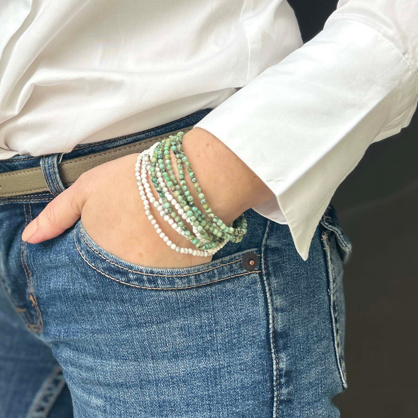 Gaia bracelet by Leopoldine – stacked white and green turquoise gemstone beads with a raw, natural touch. A charming, affordable piece styled casually for a laid-back yet elegant look.