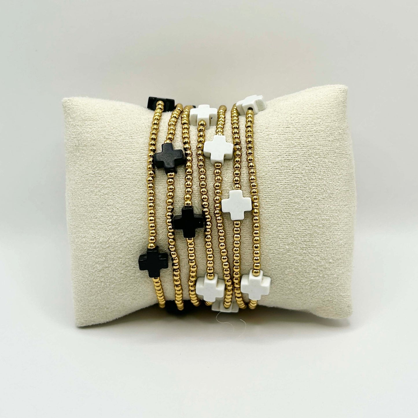 Elegant stacking bracelet set with black and white cross beads and gold details – a chic and affordable gift idea for jewellery lovers.

