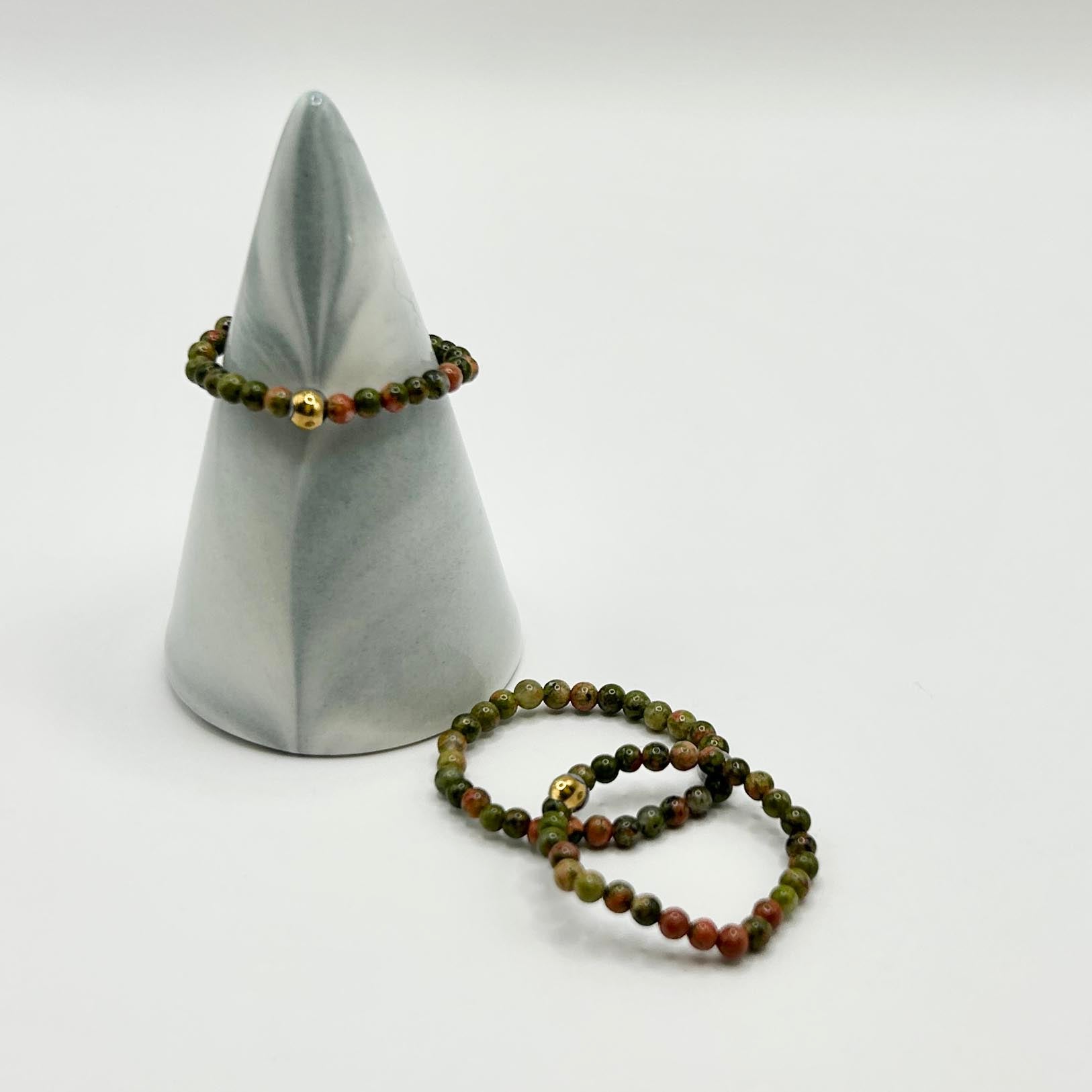 Green Flower Jade stackable beaded rings with gold accents – adjustable minimalist jewellery for layering and everyday wear